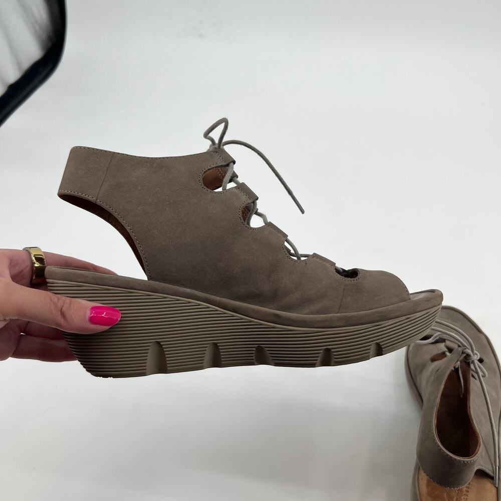 Clarks Clarene Grace Wedge Sandal tan taupe Nubuck shootie sandal heel size 8.5 - Picture 4 of 7